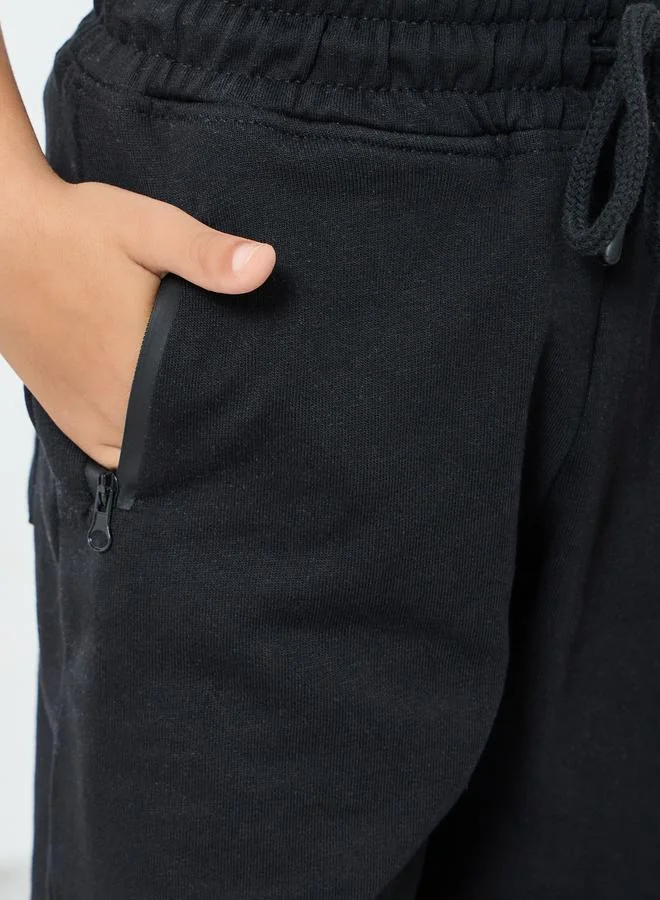 ستايلي جوغر بحواف مطاطية وجيب بسحاب